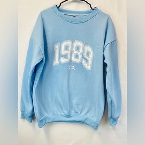 TAYLOR SWIFT XL THE  ERAS TOUR LONG SLEEVE SWEATSHIRT. LIGHT BLUE 1989 t.s